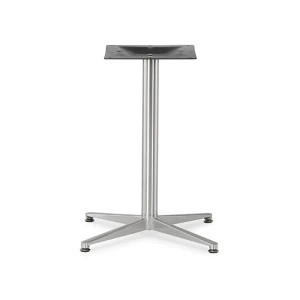 Делови основног намештаја за терасу на отвореном за кафе ресторан